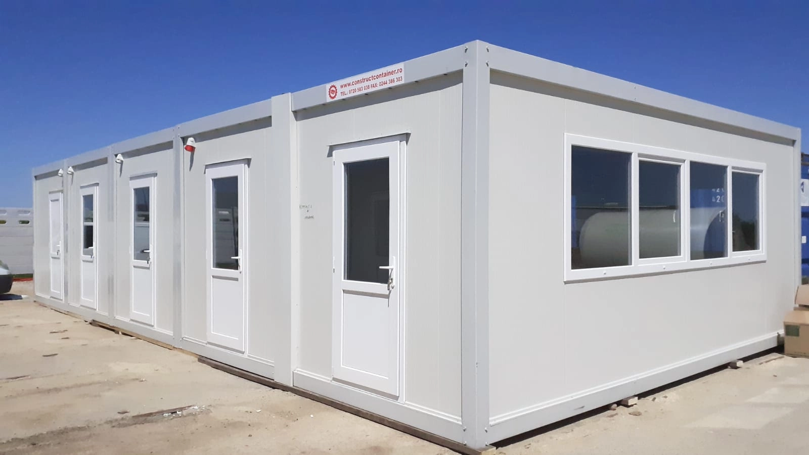 Ansamblu de containere modulare